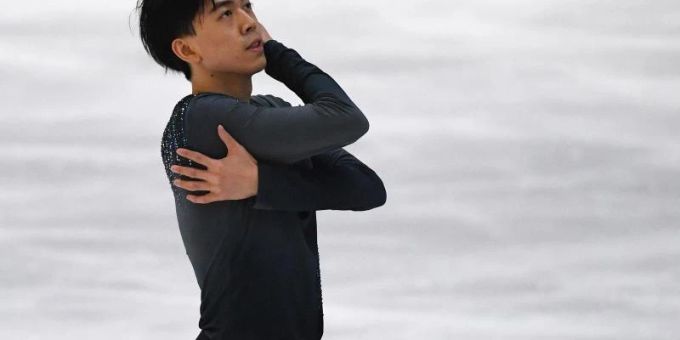 Muss um seinen Einzelstart bangen: US-Eiskunstläufer Vincent Zhou. Foto: Angelika Warmuth/dpa Muss um seinen Einzelstart bangen: US-Eiskunstläufer Vincent Zhou. Foto: Angelika Warmuth/dpa
