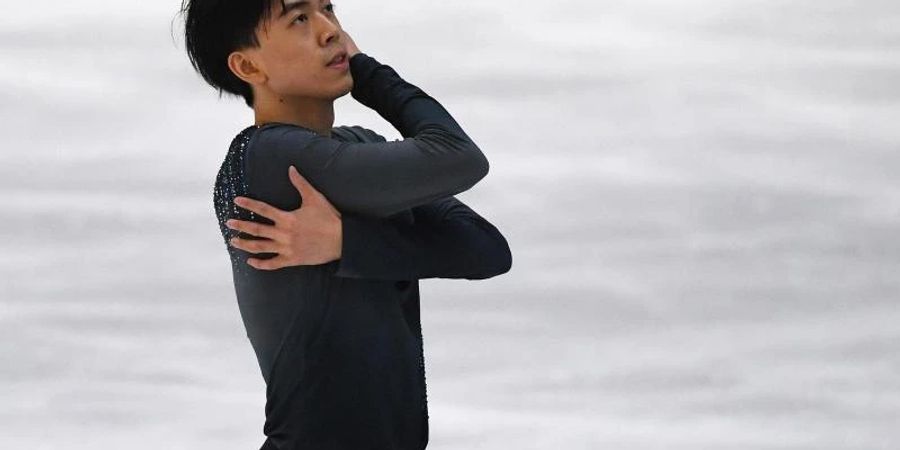 Muss um seinen Einzelstart bangen: US-Eiskunstläufer Vincent Zhou. Foto: Angelika Warmuth/dpa