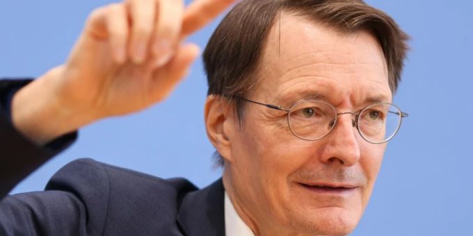 Berlin - Lauterbach kritisiert Impfpflicht-Aussetzung in Bayern als «gefährliches Signal»