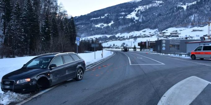 Alle drei Fahrzeuge wurden total beschädigt. Unfall