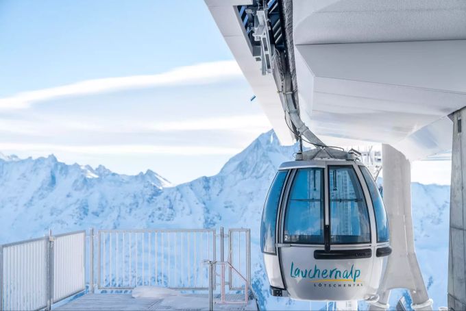 Die Gletscherbahn bringt euch rasch und bequem auf 3000 Meter. Im Hintergrund das markante Bietschhorn. sdf