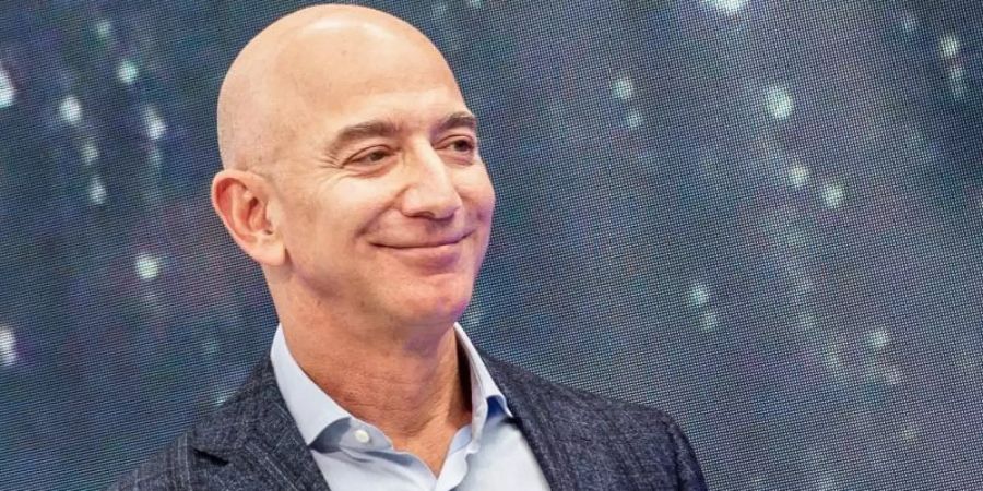 Amazon-Chef Jeff Bezos wird 58. Foto: Andrej Sokolow/dpa