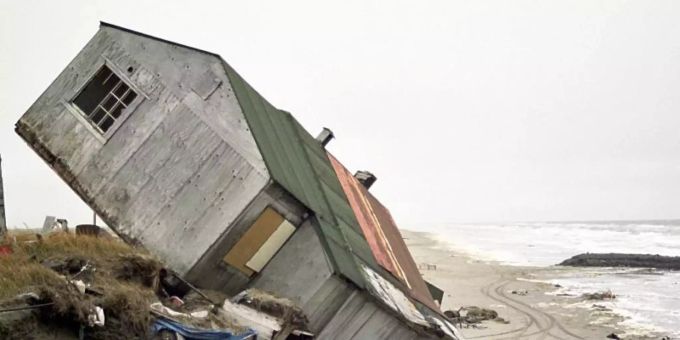 Durch das Auftauen des Permafrost-Bodens erodiert das Meer zunehmend das Land in dem auf einer Insel im Norden Alaskas gelegene Eskimo-Dorf Shishmaref. Foto: SBCGlobal/dpa Durch das Auftauen des Permafrost-Bodens erodiert das Meer zunehmend das Land in dem auf einer Insel im Norden Alaskas gelegene Eskimo-Dorf Shishmaref. Foto: SBCGlobal/dpa