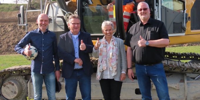 Freuen sich auf den neuen Sportplatz Au: Gemeinderat Dieter Rehmann, Eric Hardman, rasenplan GmbH, Gemeindepräsidentin Jeanne Locher-Polier und Tobi Hofer, Präsident des FC Münchenstein. Am 28. März 2022 fand der offizielle Spatenstich statt.