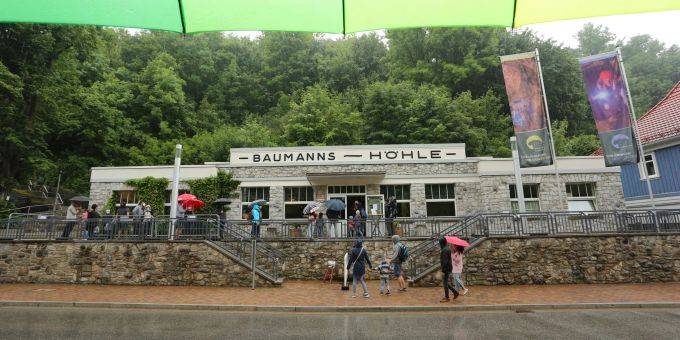 Besucher stehen am Eingang zur Baumannshöhle. Die Höhle wurde im 16. Jahrhundert entdeckt und gilt als die älteste und bekannteste Schauhöhle Deutschlands. Besucher stehen am Eingang zur Baumannshöhle. Die Höhle wurde im 16. Jahrhundert entdeckt und gilt als die älteste und bekannteste Schauhöhle Deutschlands.