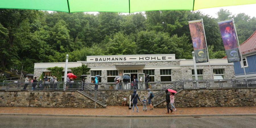 Besucher stehen am Eingang zur Baumannshöhle. Die Höhle wurde im 16. Jahrhundert entdeckt und gilt als die älteste und bekannteste Schauhöhle Deutschlands.