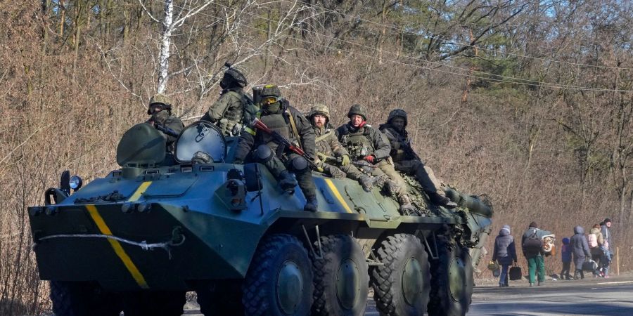 Ukrainische Soldaten auf einem gepanzerten Mannschaftswagen in der Region Wyschgorod nahe Kiew.