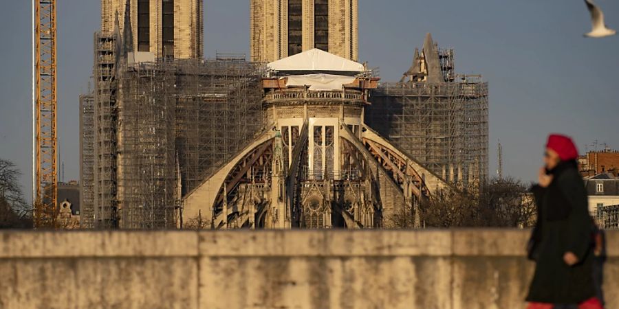 Beim Wiederaufbau der Kathedrale Notre-Dame in Paris sind archäologisch wertvolle Gräber entdeckt worden. (Archivbild)