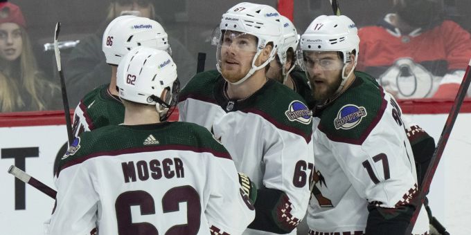 Arizona Coyotes feiern ein Tor im Spiel gegen die Ottawa Senators am 14. März 2022. Coyotes Senators