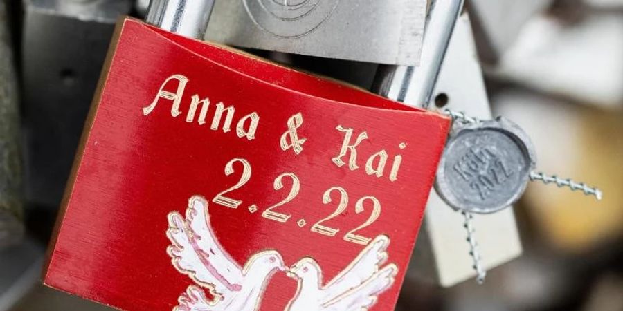 Ein sogenanntes Liebesschloss mit der Aufschrift «Anna &amp; Kai 2.2.22» hängt an der Hohenzollernbrücke. Foto: Rolf Vennenbernd/dpa