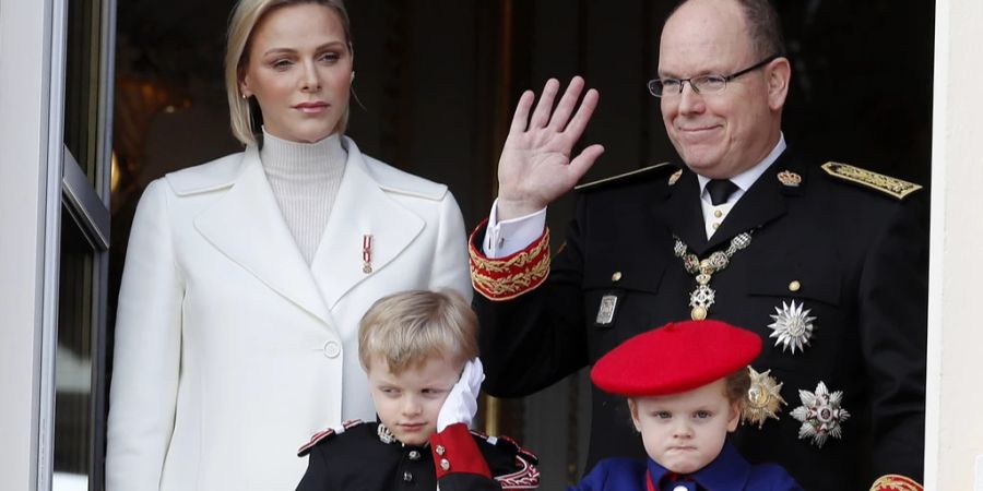 Ein Bild aus besseren Tagen: Fürstin Charlène mit Fürst Albert und den Kids Jacques und Gabriella.