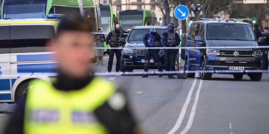 Polizisten stehen auf einer abgesperrten Strasse. Bei einem Vorfall an einer Schule im südschwedischen Malmö sind zwei Menschen gestorben. Foto: Johan Nilsson/TT News Agency/AP/dpa