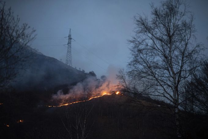 Ein Waldbrand wird von aufkommenden Winden in den Hügeln von Gambarogno bei Indemini am Lago Maggiore befeuert. Gambarogno