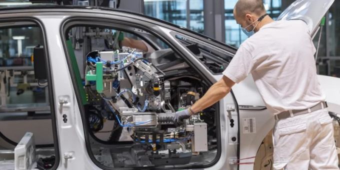 Autoproduktion in Dresden: Wegen des russischen Angriffskriegs auf die Ukraine werden ökonomische Folgen erwartet. Foto: Matthias Rietschel/dpa Autoproduktion in Dresden: Wegen des russischen Angriffskriegs auf die Ukraine werden ökonomische Folgen erwartet. Foto: Matthias Rietschel/dpa