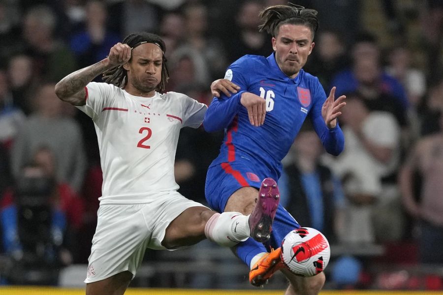 Hier ist er im Duell mit Nati-Spieler Kevin Mbabu.