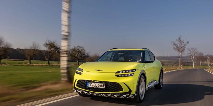 Bahn frei: Der Genesis GV60 bereitet sich noch bei letzten Testfahrten auf sein Debüt vor. Genesis GV60
