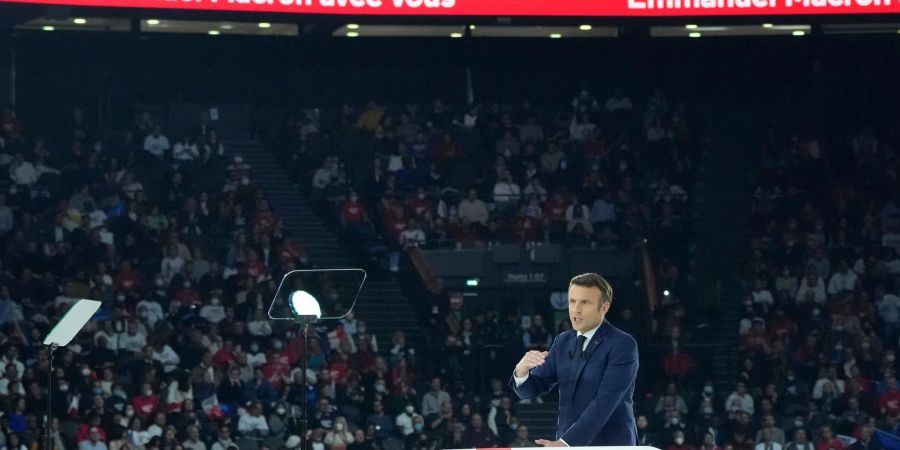 Frankreichs Präsident Emmanuel Macron, der sich mit der zentrischen Partei «La Republique en Marche (LREM)» zur Wiederwahl stellt, bei einer Wahlkampfveranstaltung in Nanterre.