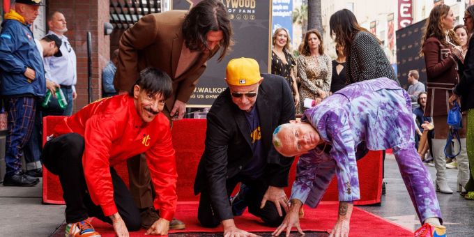 Anthony Kiedis (von links), Flea, John Frusciante und Chad Smith von den Red Hot Chili Peppers freuen sich über ihren Stern. Anthony Kiedis (von links), Flea, John Frusciante und Chad Smith von den Red Hot Chili Peppers freuen sich über ihren Stern.