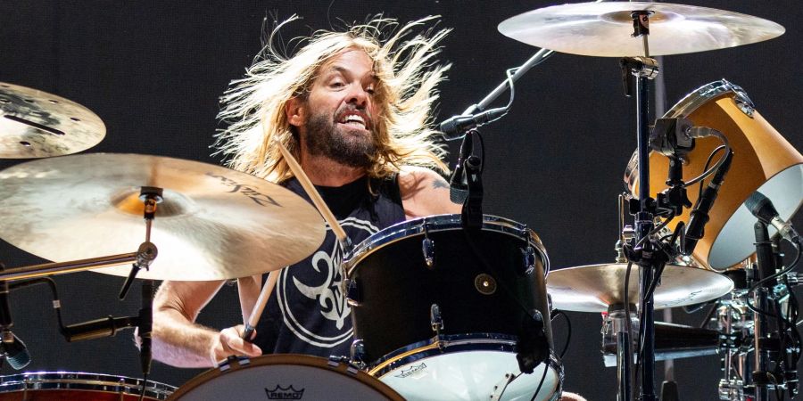 Nach dem Tod von Taylor Hawkins sagen die Foo Fighters einen geplanten Auftritt bei der diesjährigen Grammy-Verleihung ab.