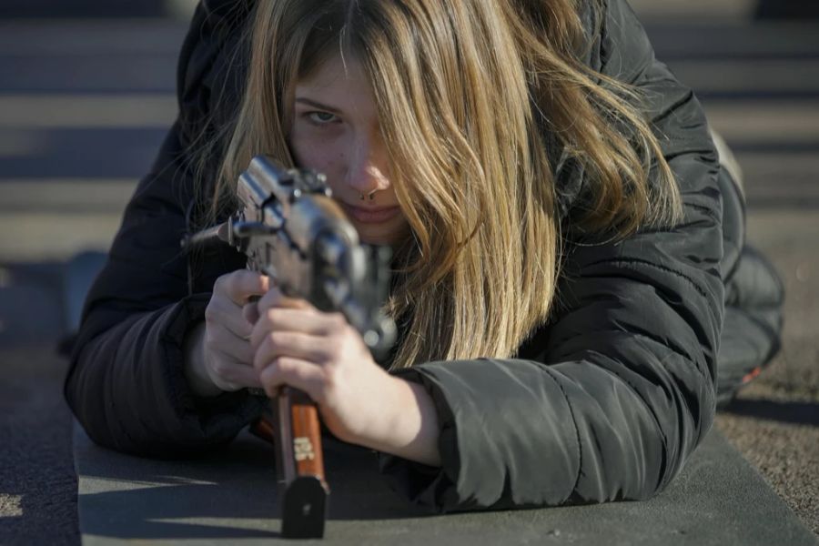 Eine junge Frau in Mariupol, Region Donetsk, zielt mit einer Waffe während der Kampfausbildung für Zivilisten durch die ukrainische Nationalgarde, am 13. Februar 2022.