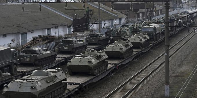 Russische Panzer werden auf einem Bahnhof in der Region Rostow am Don unweit der russisch-ukrainischen Grenze verladen. Foto: Uncredited/AP/dpa Russische Panzer werden auf einem Bahnhof in der Region Rostow am Don unweit der russisch-ukrainischen Grenze verladen. Foto: Uncredited/AP/dpa