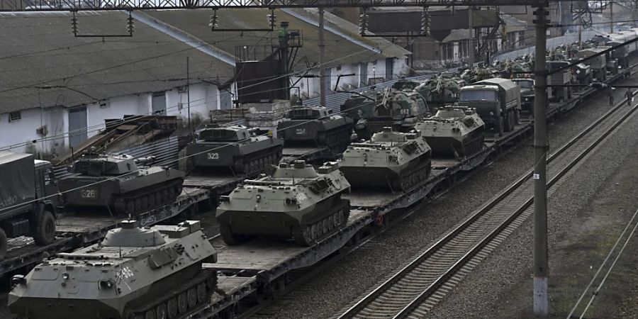 Russische Panzer werden auf einem Bahnhof in der Region Rostow am Don unweit der russisch-ukrainischen Grenze verladen. Foto: Uncredited/AP/dpa