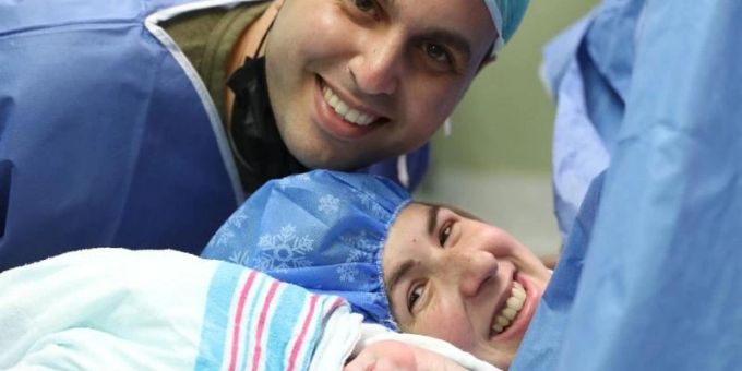 Lian und Ram Cohen nach der Geburt ihres zweiten Kindes – eines Sohnes - am 22.02.2022 um 14.22 Uhr. Foto: Rambam-Krankenhaus Haifa/dpa Lian und Ram Cohen nach der Geburt ihres zweiten Kindes – eines Sohnes - am 22.02.2022 um 14.22 Uhr. Foto: Rambam-Krankenhaus Haifa/dpa