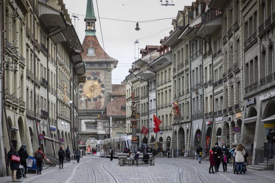 Trotz potenziellen Navi-Problemen finden viele Touristen den Weg zur berühmten Zytglogge.