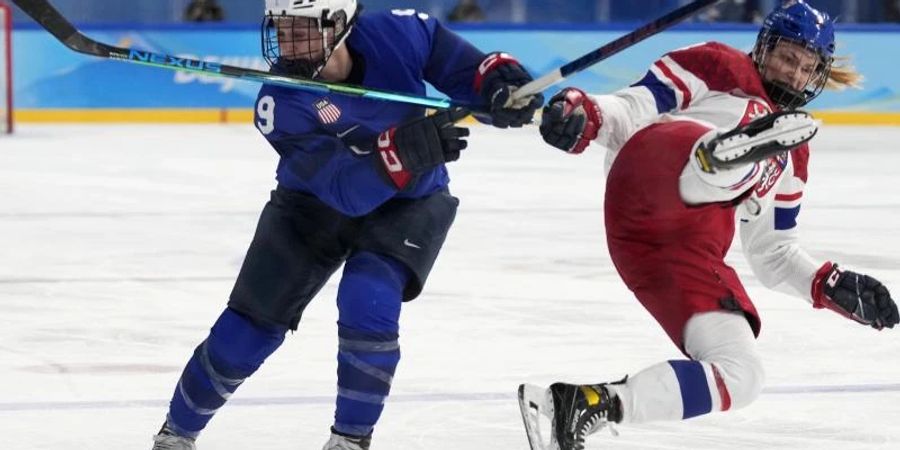 Megan Bozek (l) aus den USA und die Tschechin, Daniela Pejsova im Zweikampf. Foto: Petr David Josek/AP/dpa