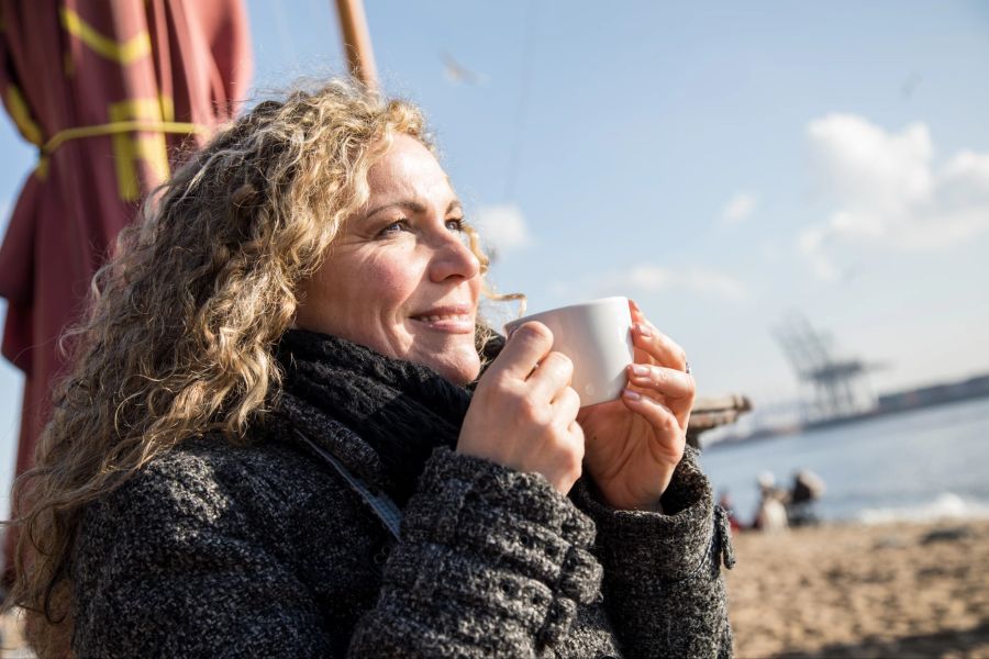 Frau Tasse Meer Verladehafen Strand Kälte Sonne