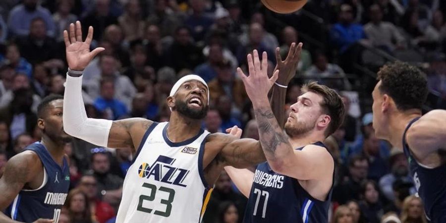 Legte beim Sieg gegen die Jazz 35 Punkte und 16 Rebounds auf: Luka Doncic (M, 77). Foto: Tony Gutierrez/AP/dpa