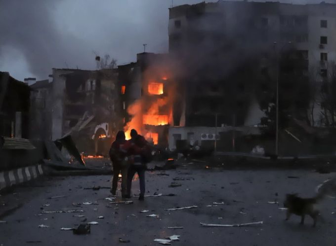 Bei einem Angriff zerstörte Gebäude nahe Kiew. Ukraine