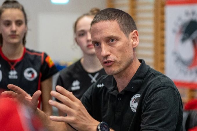 Timo Lippuner gilt als hervorragender Ausbilder von jungen Spielerinnen. Timo Lippuner Sm'Aesch Pfeffingen Volleyball