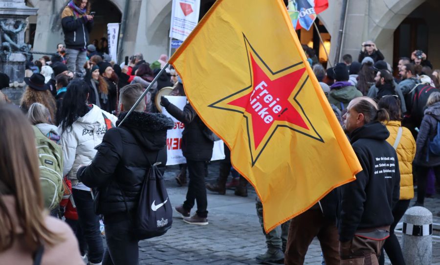 Die Gruppe «Freie Linke» ist an der Anti-Massnahmen-Demo in Bern mit dabei.