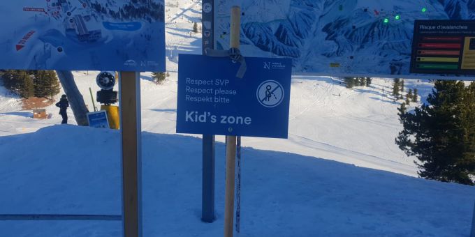 Bei der Bergstation nahe dem «Lac de Tracouet» im Skigebiet «Les 4 Vallées» wird auf einer Tafel hingewiesen, dass hier nicht gepinkelt werden darf. Nendaz