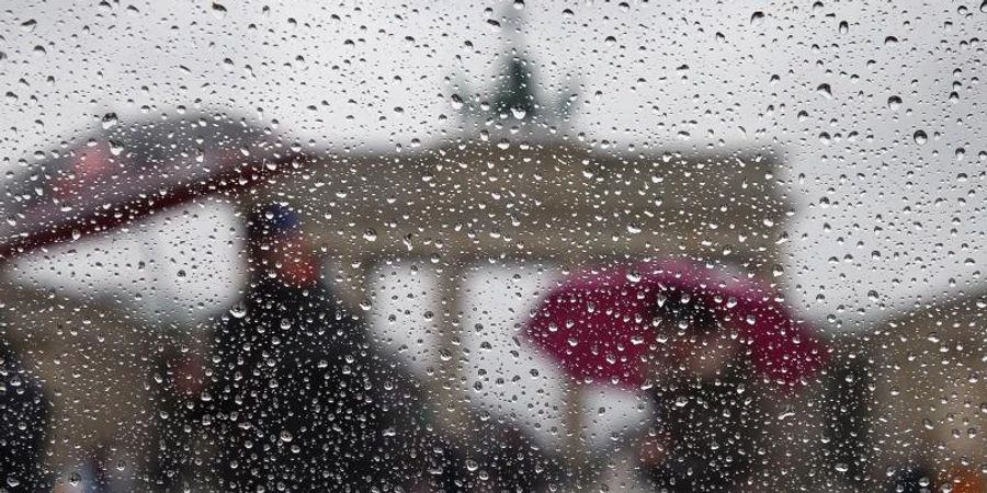 Regenwetter und Sturm am Brandenburger Tor in Berlin. Foto: Wolfgang Kumm/dpa