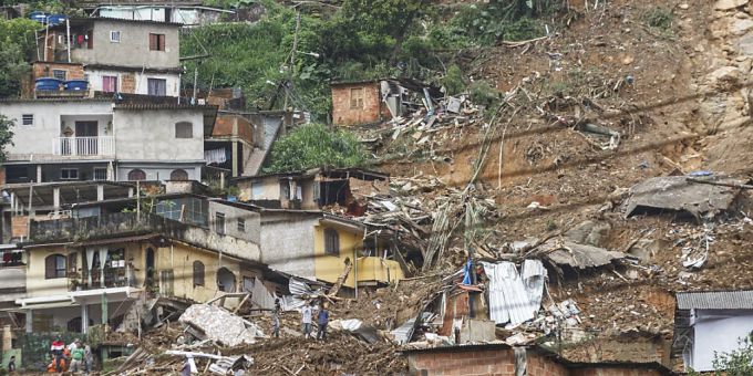 Häuser in Rio de Janeiro sind nach einem Erdrutschvöllig zerstört. Foto: Erica Martin/TheNEWS2 via ZUMA Press Wire/dpa