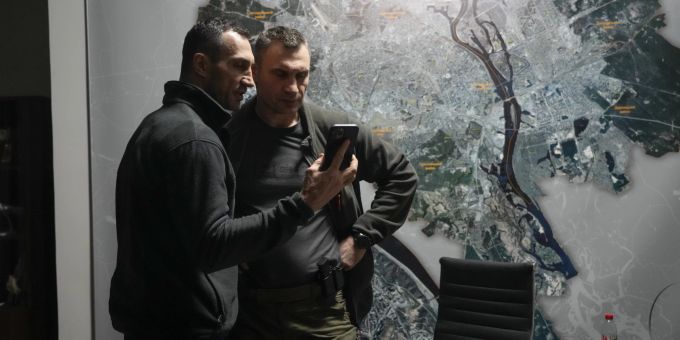 Ukraine Krieg: Vitali und Wladimir Klitschko befinden sich in Kiew. Ukraine Krieg