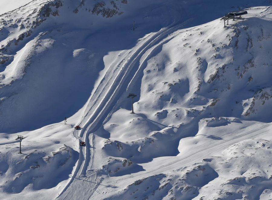 Schneepiste Berg leer Sonne