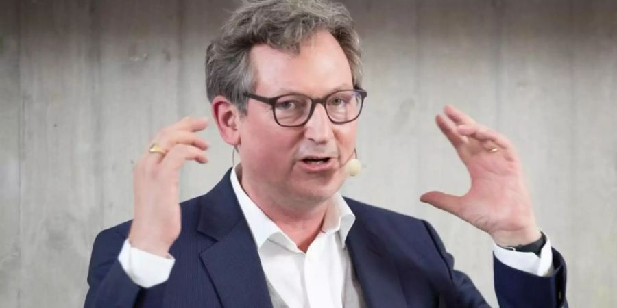 Die Antrittslesung von Eckart von Hirschhausen kann man auch online verfolgen. Foto: Friso Gentsch/dpa