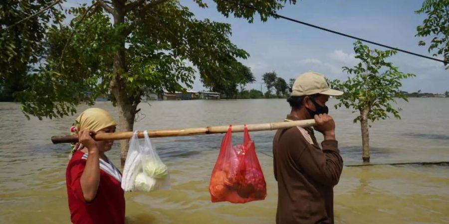 Regenzeit: Zwischen Oktober bis März kommt es immer wieder zu Überschwemmungen in Indonesien (Archivbild). Foto: Jefri Tarigan/XinHua/dpa/Archiv