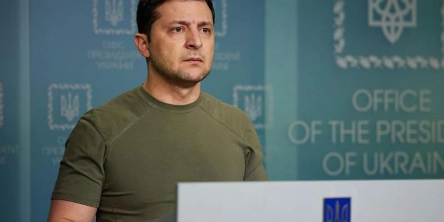 Der ukrainische Präsident Wolodymyr Selenskyj spricht am Ende des ersten Tages der Angriffe Russlands zur Nation. Zelensky kündigt die Verhängung des Kriegsrechts an und fordert die Bevölkerung auf, Ruhe zu bewahren. Foto: Ukrainian President's Office/ZUMA Press Wire Service/dpa