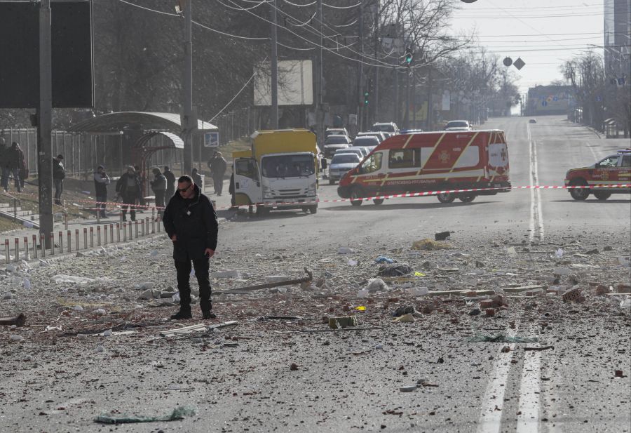 Trümmer sind auf der Strasse in der Nähe des von russischen Truppen getroffenen Hochhauses zu sehen.