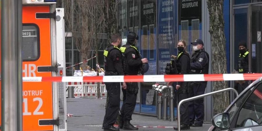 Polizei und Feuerwehr am Sony Center, wo ein 24 Jahre alter Mann erstochen wurde. Foto: Paul Zinken/dpa