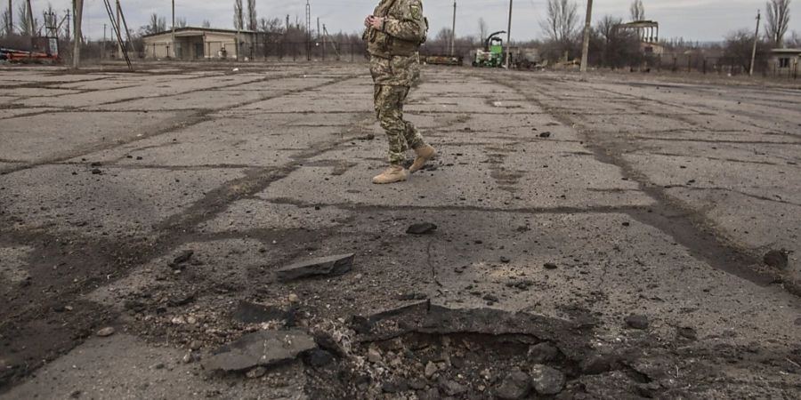 Ukrainischer Soldat in der Region Luhansk. Schweizer Staatsangehörigen empfiehlt das EDA, die Region zu verlassen.