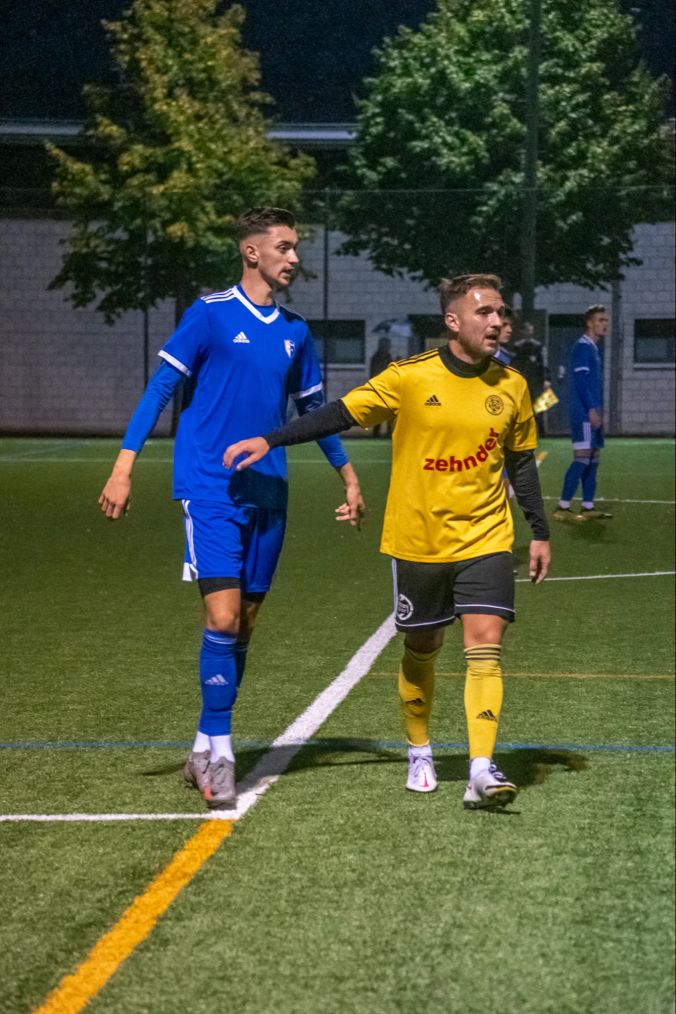 Elvir Zukaj wird von einem Spieler des FC Gränichen gedeckt.