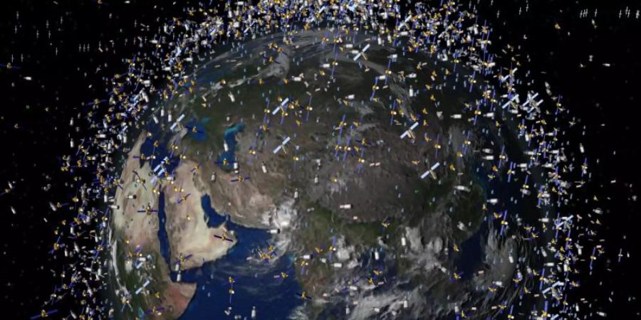 Das computergenerierte Bild der European Space Agency zeigt Weltraummüll früherer Weltraummissionen, der neben intakten Satelliten um die Erde kreist. Foto: -/ESA/dpa