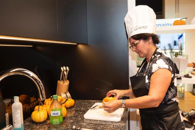 Liliane kümmert sich mit viel Hingabe um die Kürbissuppe.