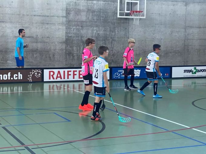 Fuhrer (13) und Vogler (26) schauen der Angriffsauslösung von Bremgarten zu. UHC Lenzburg