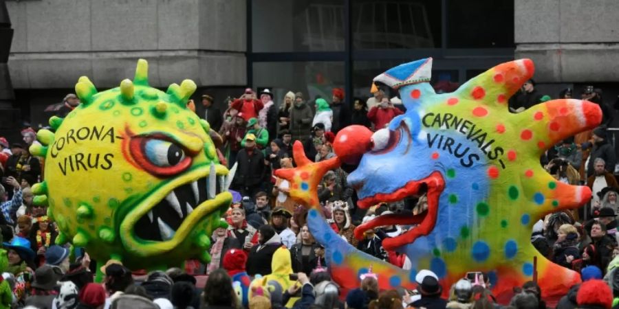 Rosenmontagsumzug in Düsseldorf 2020 mit Corona-Motiv